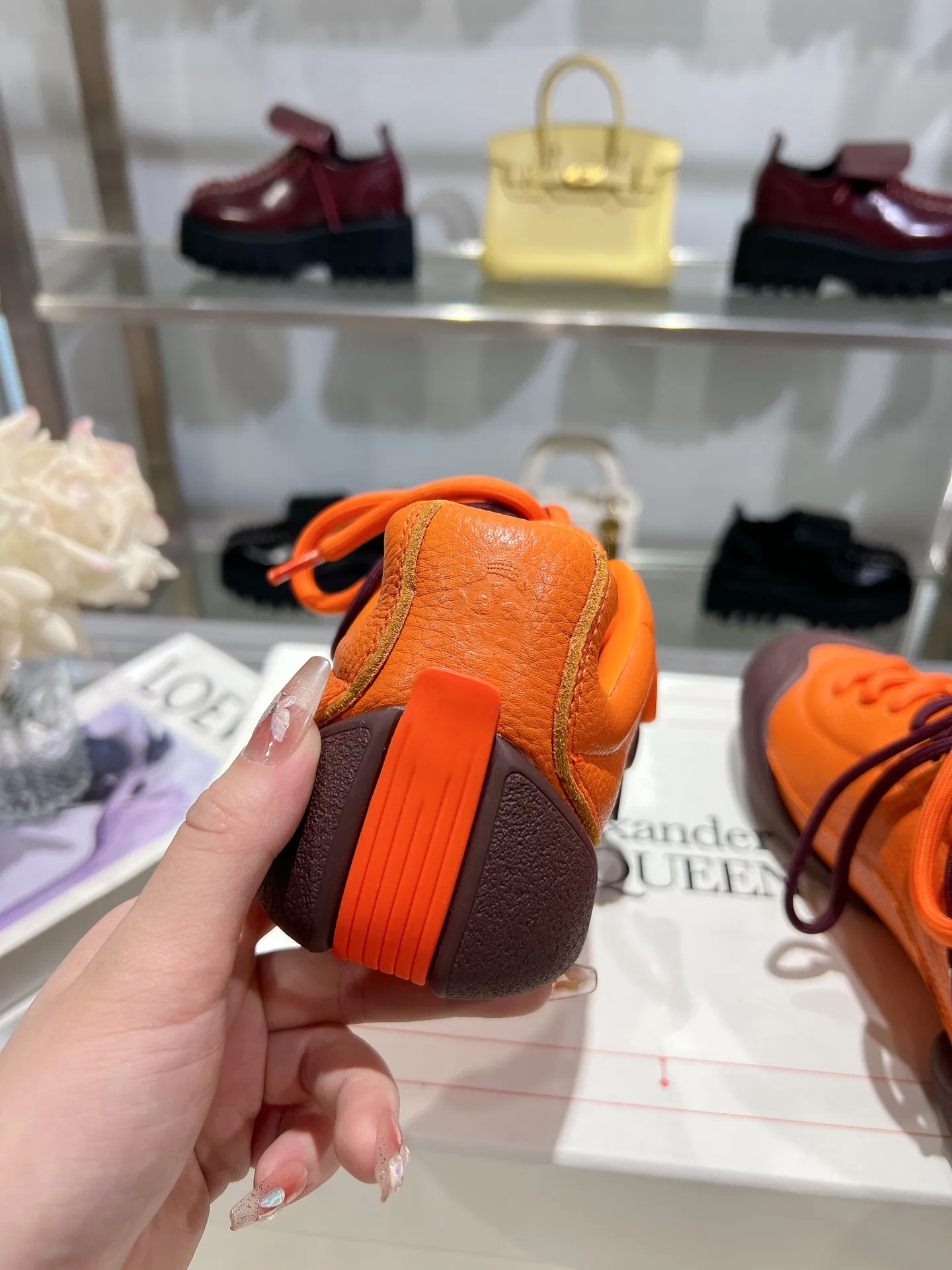 p580💰Couple model 𝐀𝐥𝐞𝐱𝐚𝐧𝐝𝐞𝐫 𝐌𝐜𝐐𝐮𝐞𝐞𝐧#/Alexander McQueen’s latest Flexion series, retro, casual, sneakers, original purchase, development, production, this Flexion Off Low-top sneakers in white grained leather with varying sized laces and an anatomically inspired lightweight segmented sole. The reverse skull pattern is embossed on the heel. Fabric: Original customized imported first-layer cowhide. Lining: Customized imported breathable mesh lining. Sole: Original open-molded non-slip TPU material. Bottom thickness: 2CM. Size: #Female size 35-40 (40 customized, non-refundable) #Men’s code 39-45 (45 customized, non-refundable)